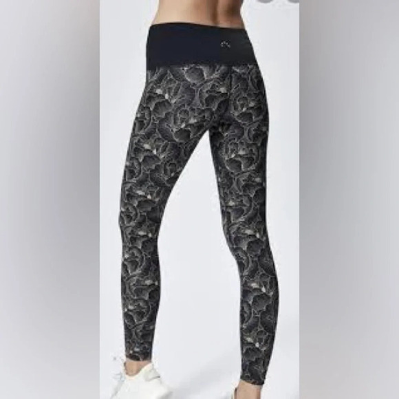 Varley Estrella Legging (Peach Floral)
Size Medium - Picture 2 of 10